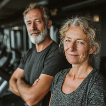 Жінка старшого віку медитує в позі лотоса